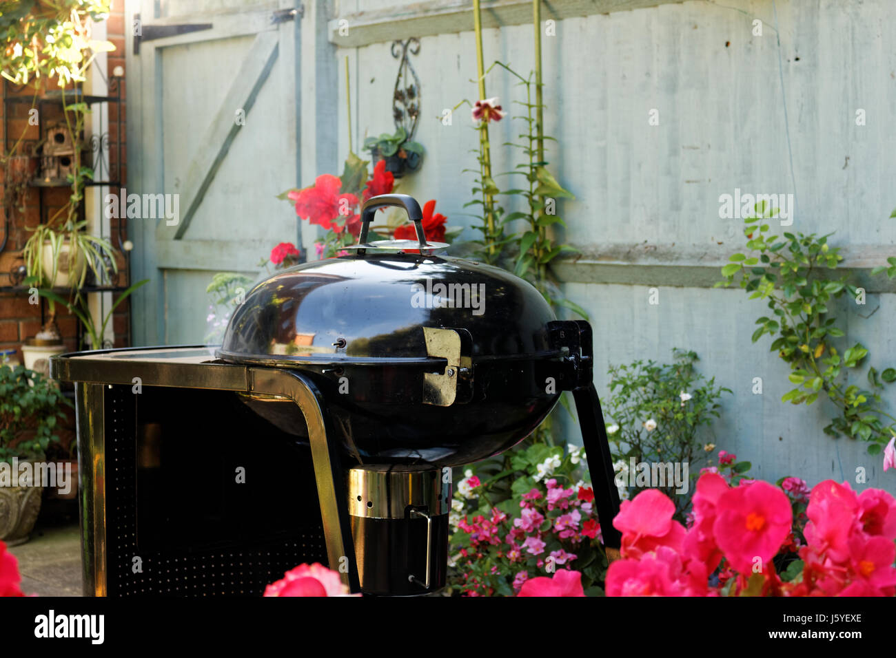 Barbecue-Grill im Garten Stockfoto