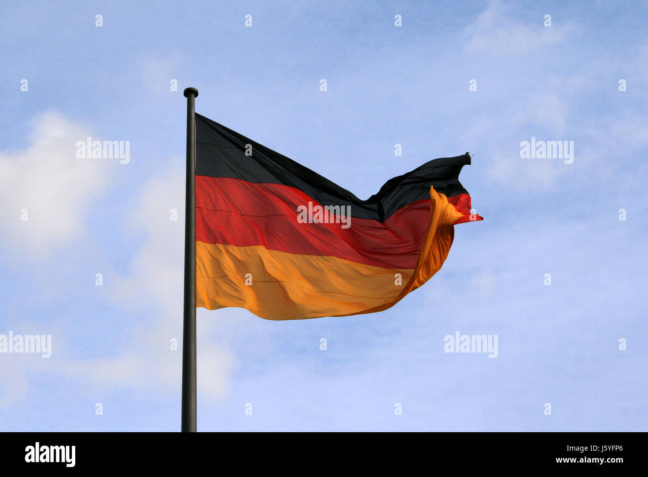 Flagge deutsche schwebend Wind schwarze dunkelhäutige kohlschwarze tief schwarz rot gelb Stockfoto
