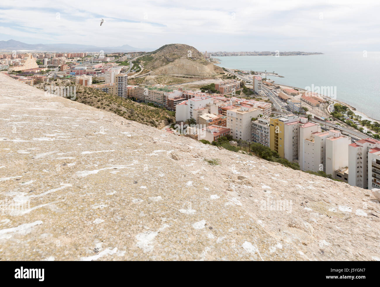 Blick auf die Stadt Alicante in Spanien, das Schloss von Santa Barbara. Stockfoto