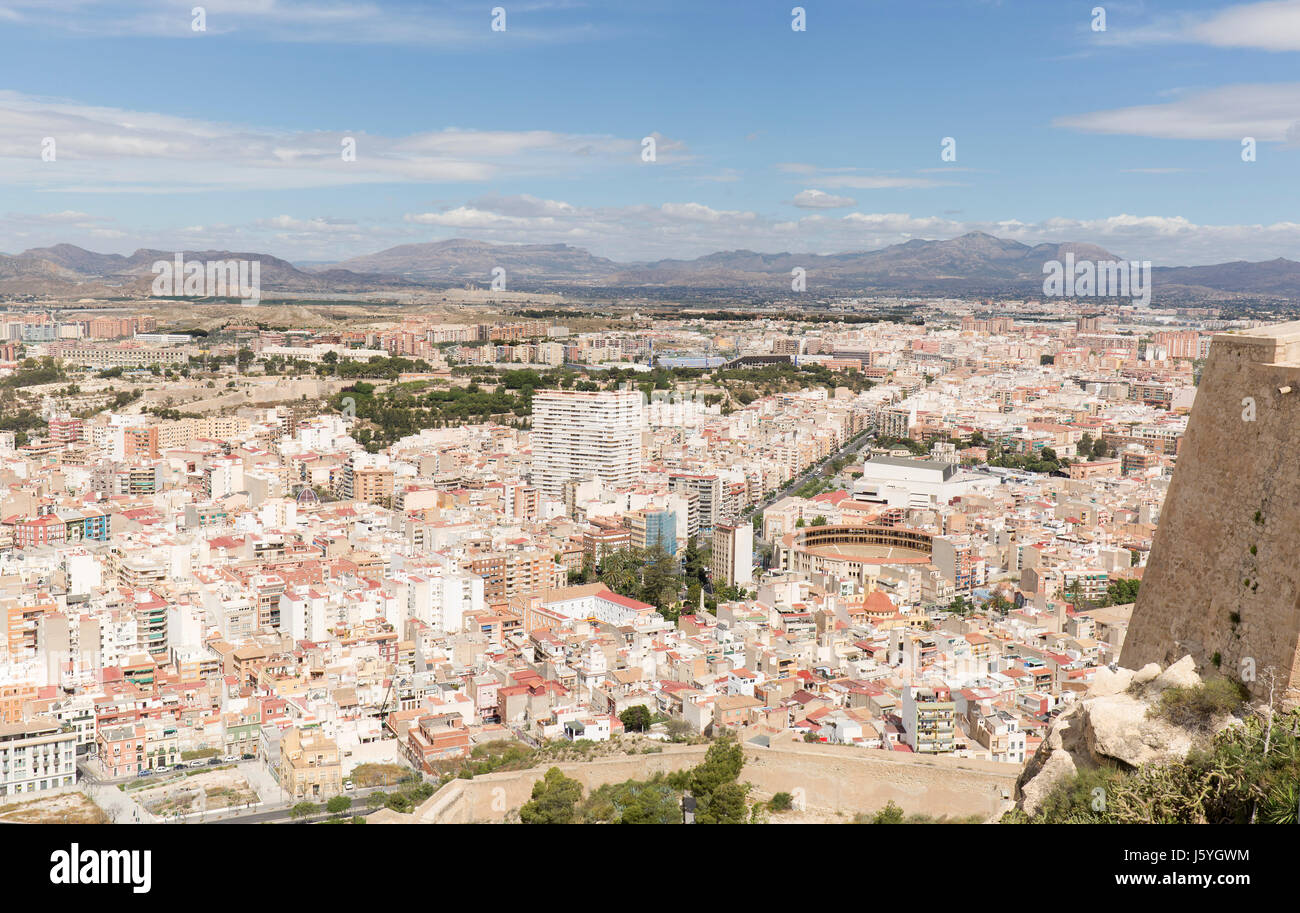 Blick auf die Stadt Alicante in Spanien, das Schloss von Santa Barbara. Stockfoto