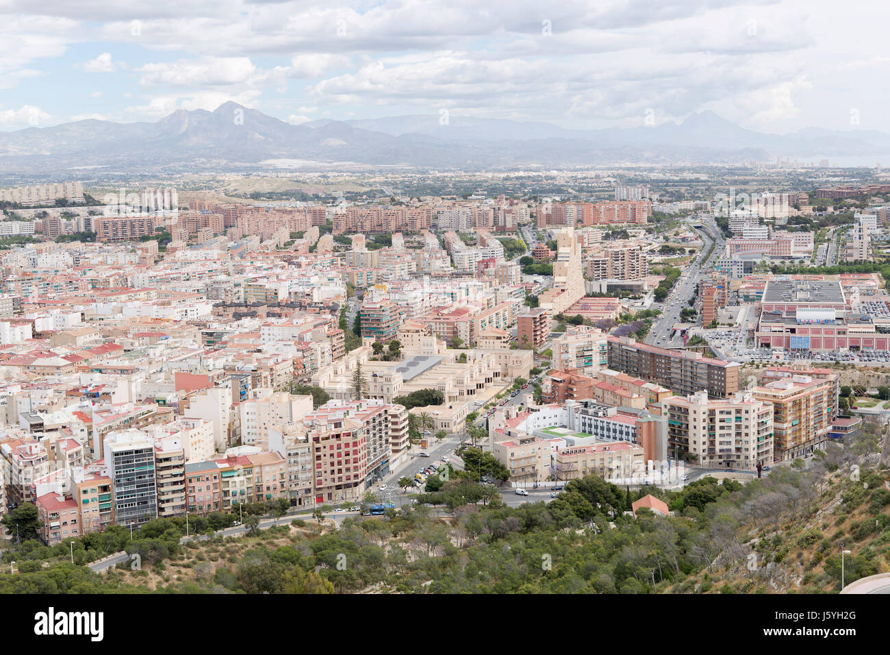 Blick auf die Stadt Alicante in Spanien, das Schloss von Santa Barbara. Stockfoto