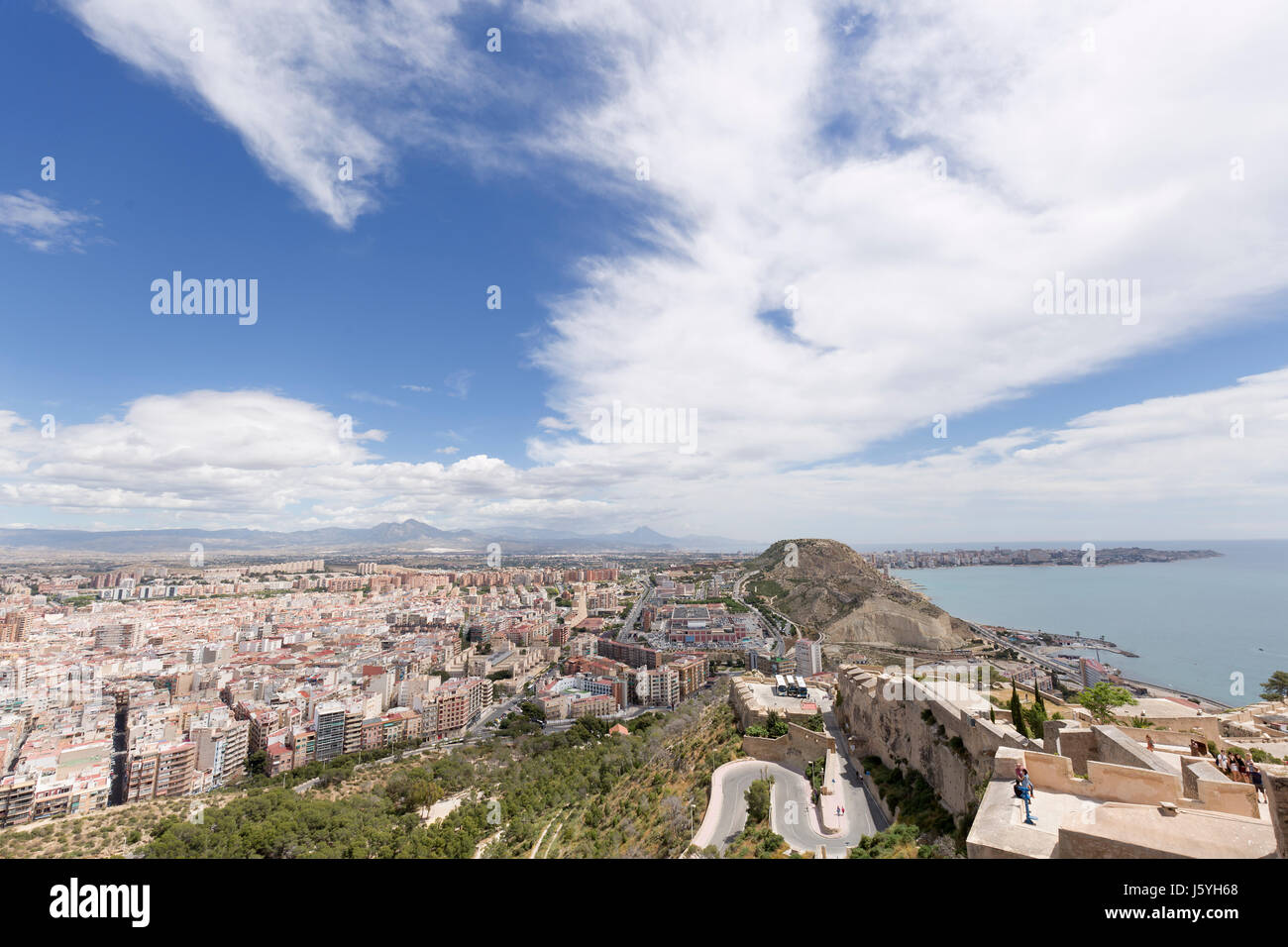 Blick auf die Stadt Alicante in Spanien, das Schloss von Santa Barbara. Stockfoto