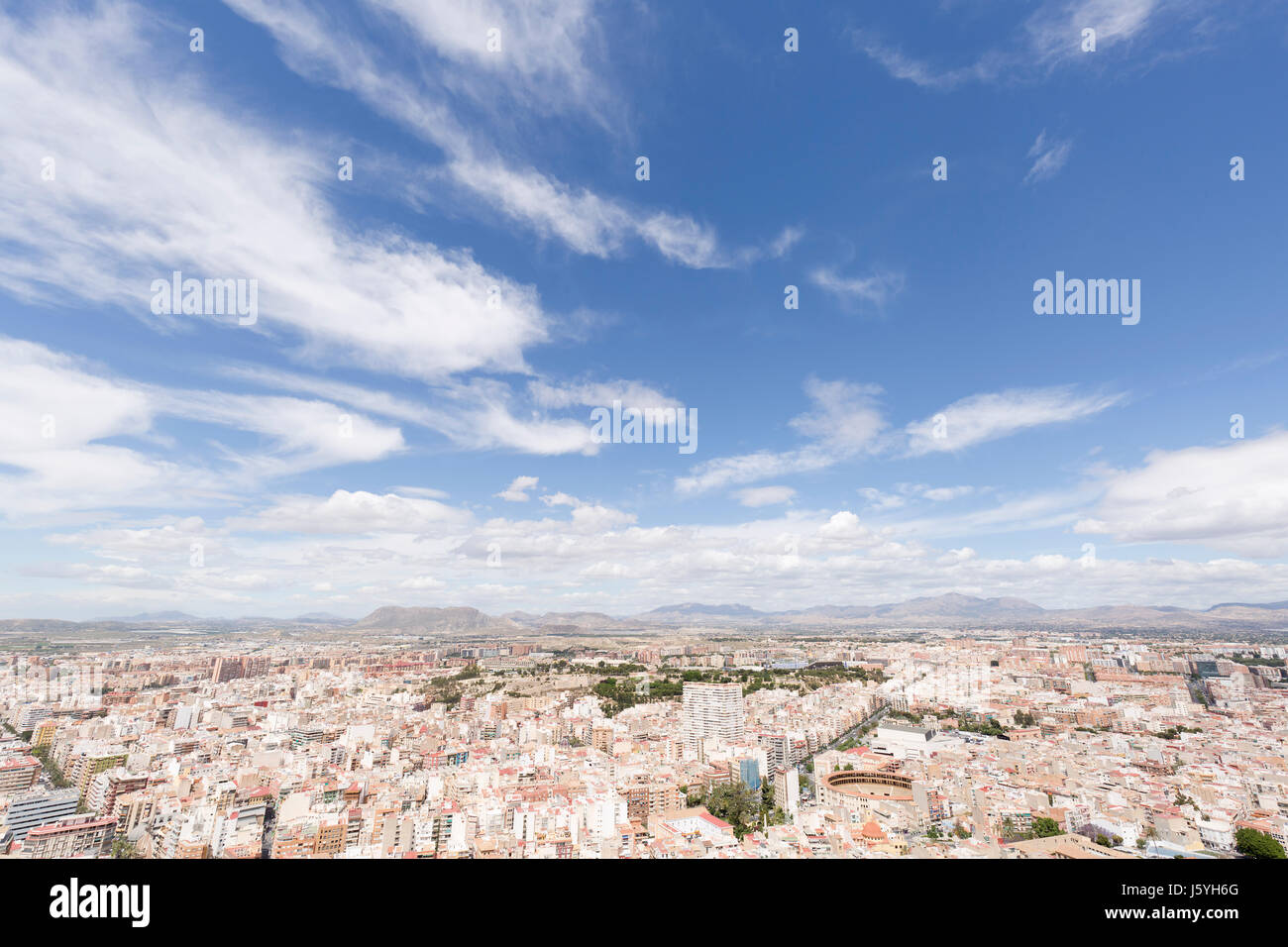 Blick auf die Stadt Alicante in Spanien, das Schloss von Santa Barbara. Stockfoto