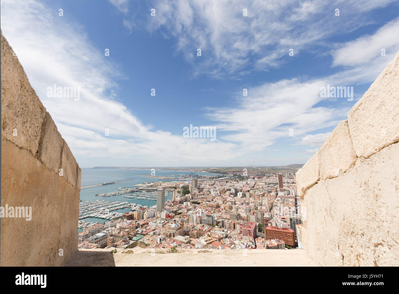 Blick auf die Stadt Alicante in Spanien, das Schloss von Santa Barbara. Stockfoto