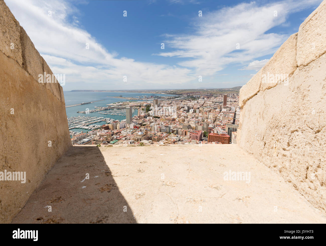 Blick auf die Stadt Alicante in Spanien, das Schloss von Santa Barbara. Stockfoto