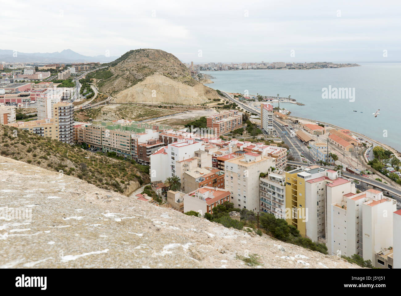 Blick auf die Stadt Alicante in Spanien, das Schloss von Santa Barbara. Stockfoto