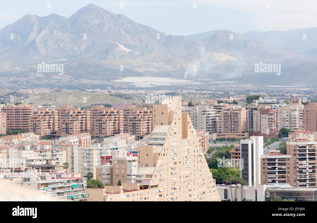 Blick auf die Stadt Alicante in Spanien, das Schloss von Santa Barbara. Stockfoto