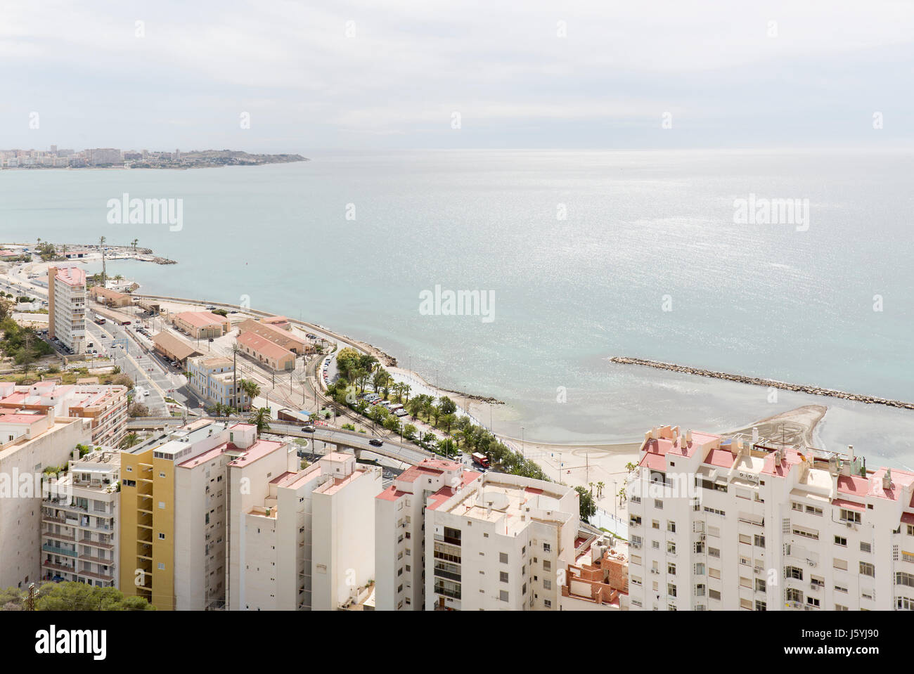 Blick auf die Stadt Alicante in Spanien, das Schloss von Santa Barbara. Stockfoto