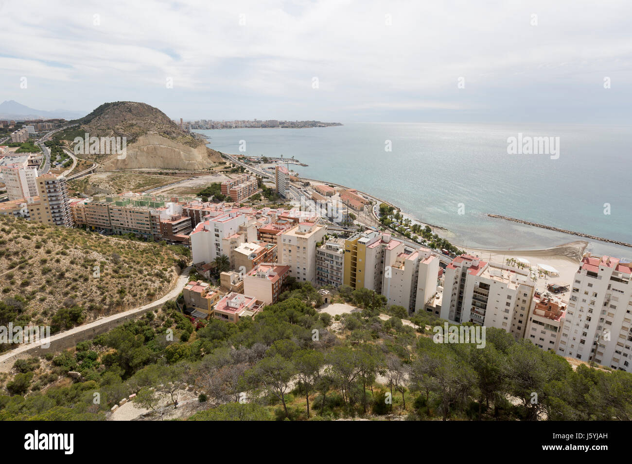 Blick auf die Stadt Alicante in Spanien, das Schloss von Santa Barbara. Stockfoto