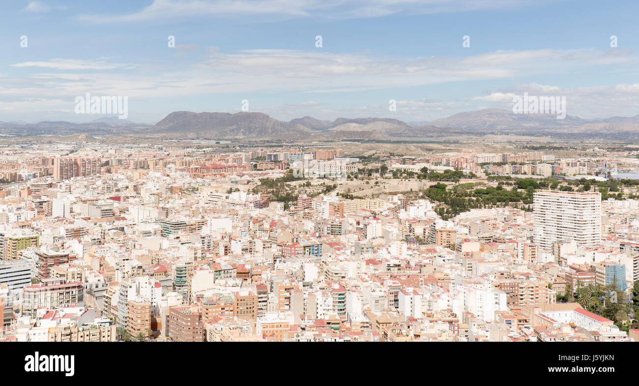 Blick auf die Stadt Alicante in Spanien, das Schloss von Santa Barbara. Stockfoto