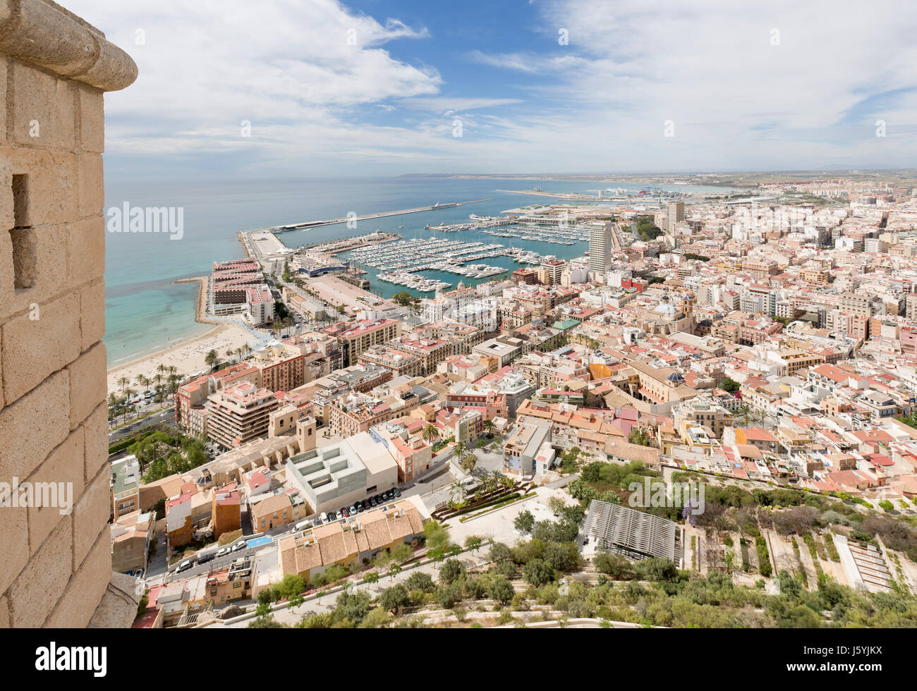 Blick auf die Stadt Alicante in Spanien, das Schloss von Santa Barbara. Stockfoto