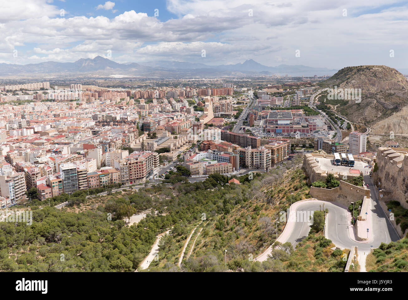 Blick auf die Stadt Alicante in Spanien, das Schloss von Santa Barbara. Stockfoto