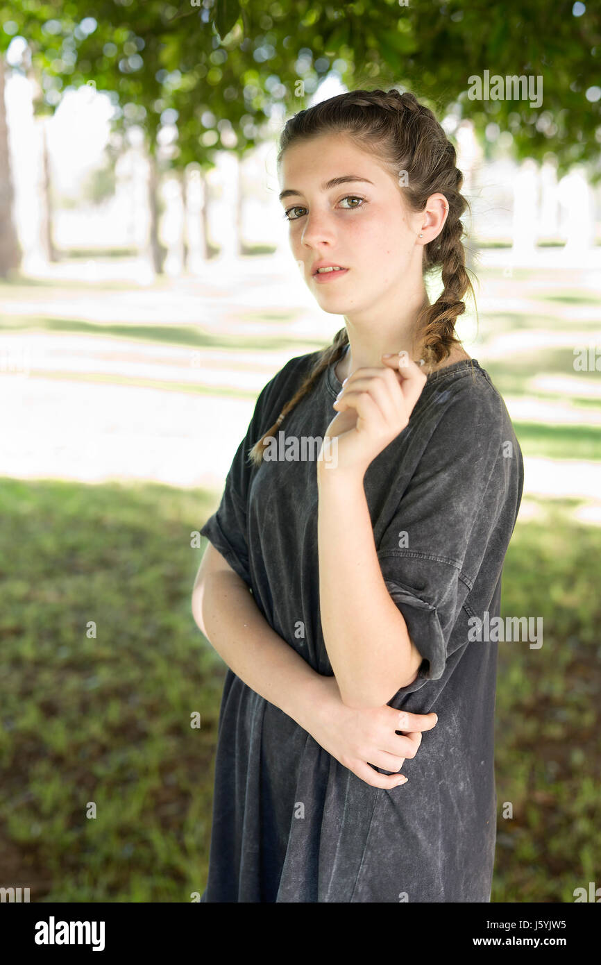 Mädchen im grauen Kleid in den Gärten der Universität Alicante, Spanien. Stockfoto