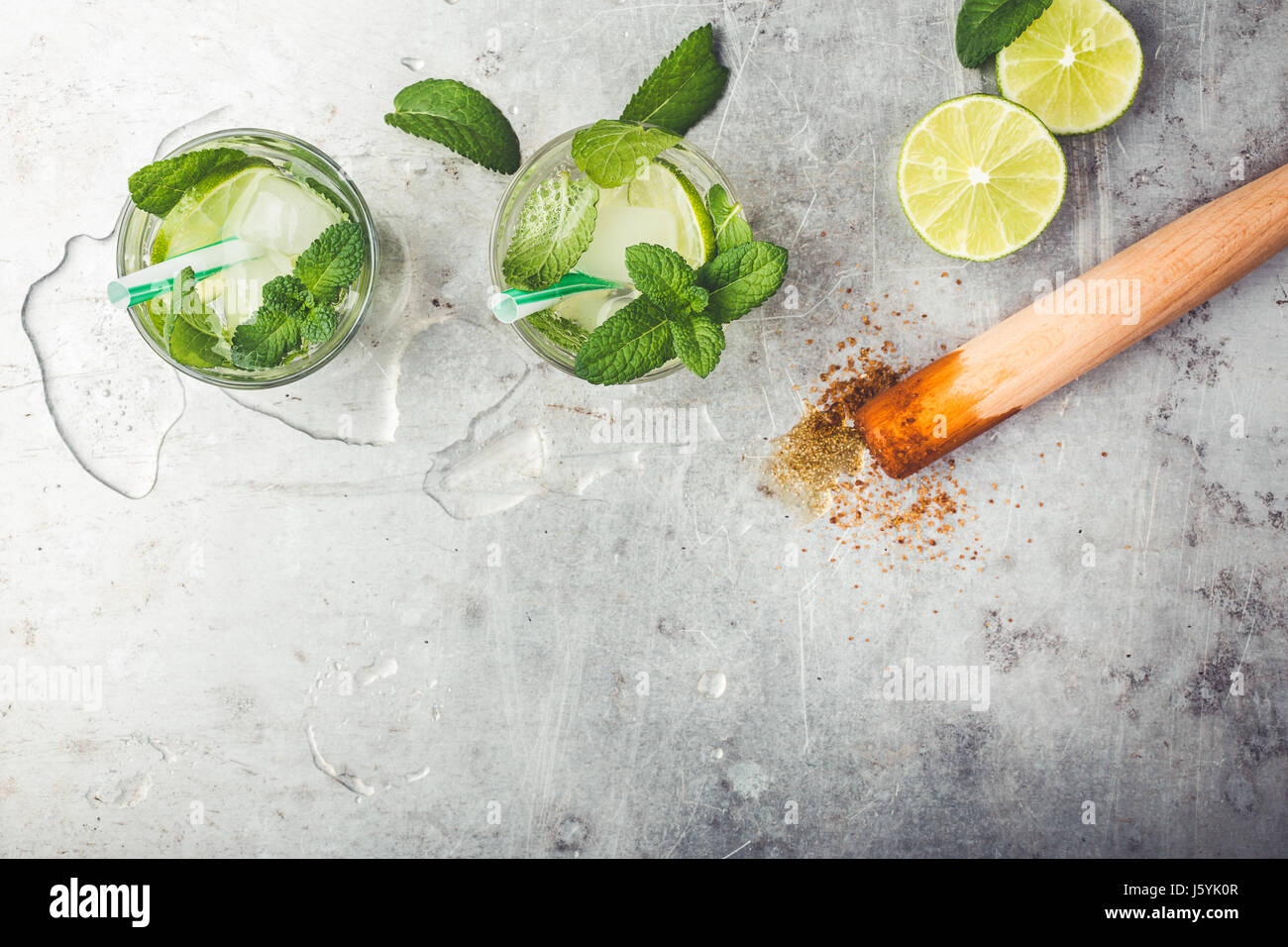 Mojito cocktail auf hellgrauen Hintergrund mit textfreiraum für Rezept oder Text von oben gesehen Stockfoto
