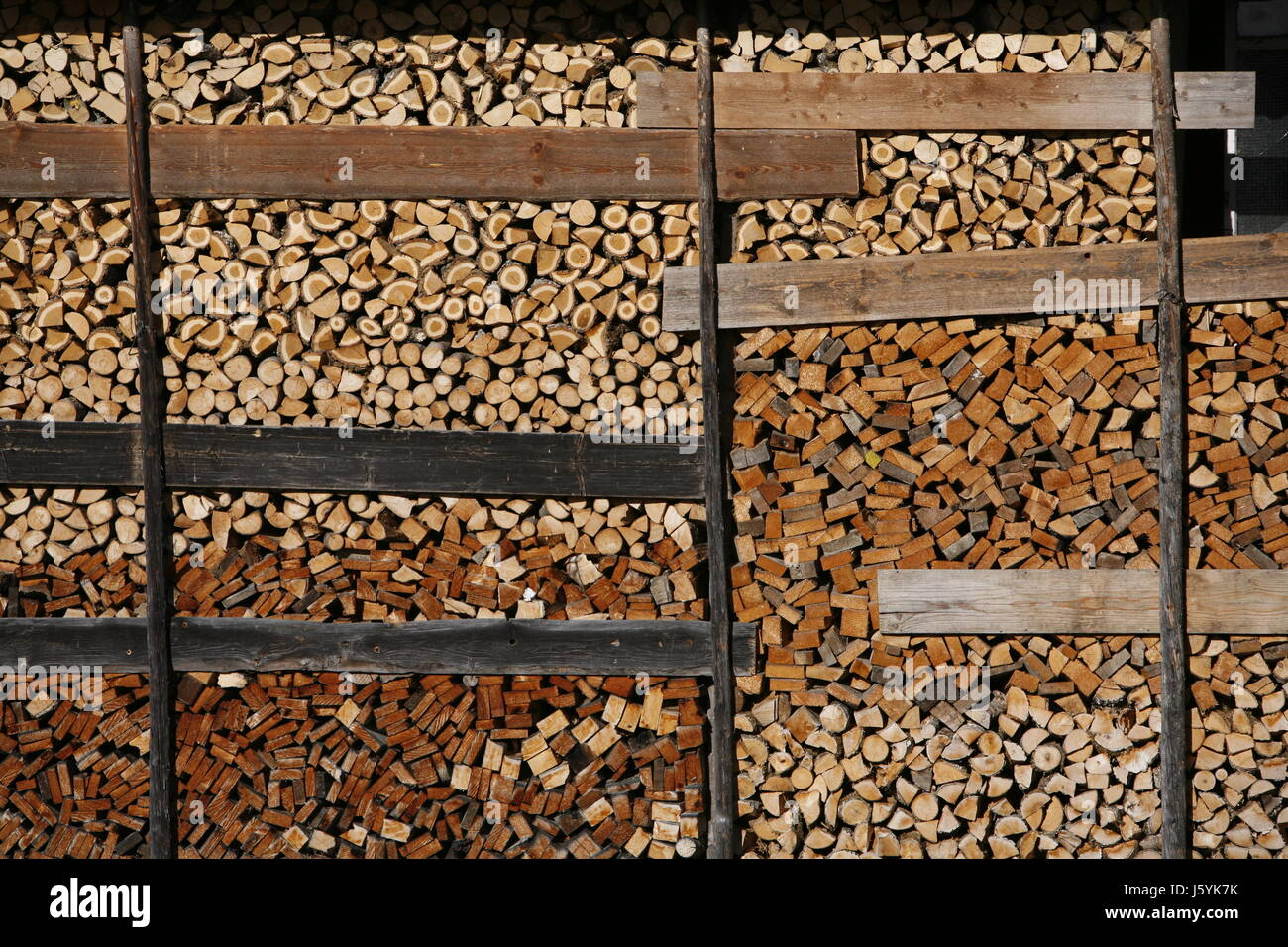 Holzstapel Brennholz halb auseinander Lager Bestimmung Halterung Log Holz Lager Lager der Stockfoto