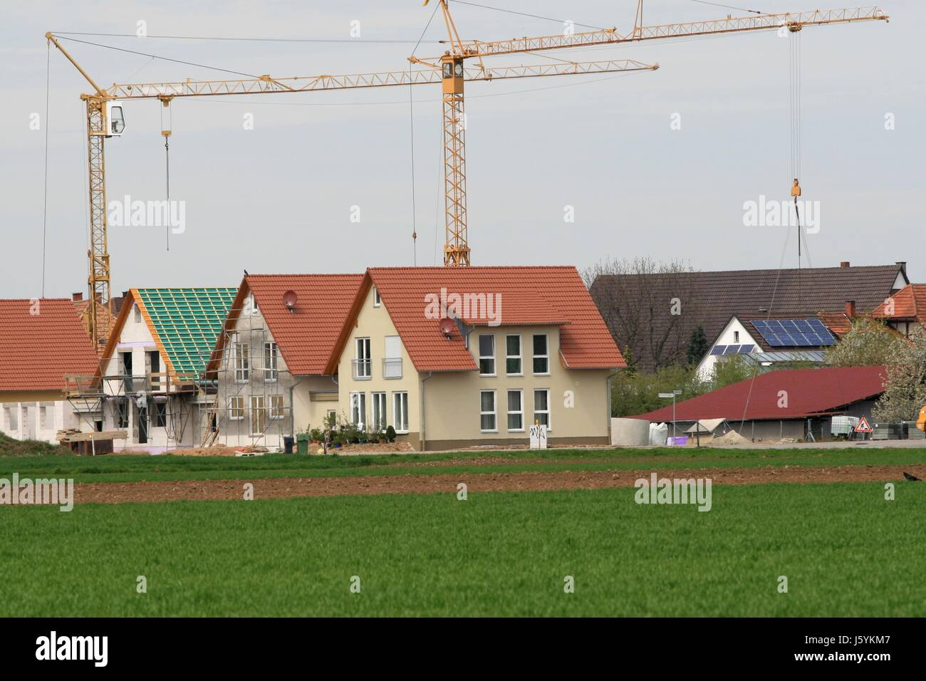 Neubau Wohngebiet Bauarbeiten freistehendes Haus zu Haus-bauen Stockfoto