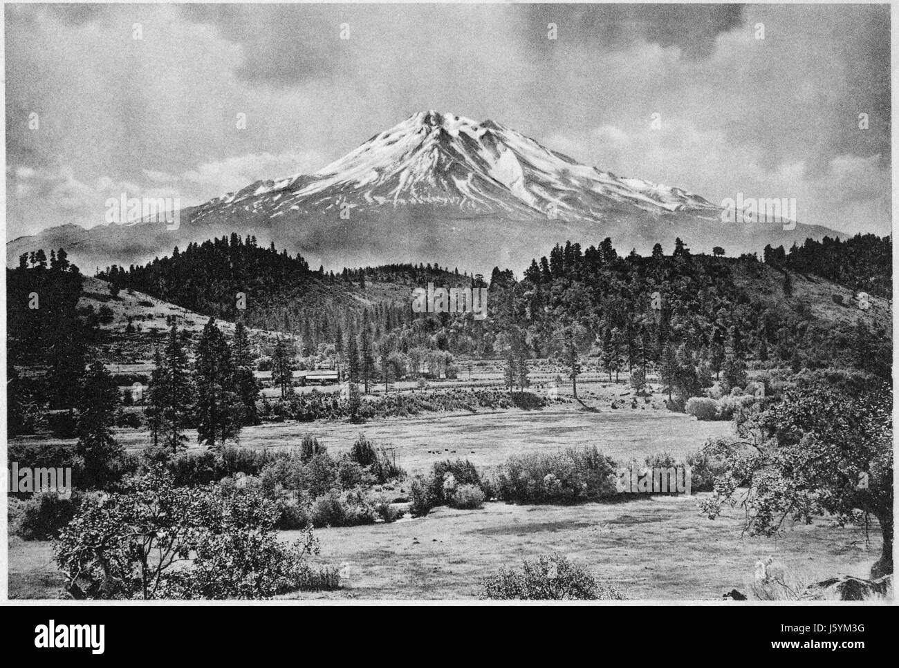 Mount Shasta aus Edgewood, Kalifornien, USA, Photogravure, Denison News Co., 1903 Stockfoto