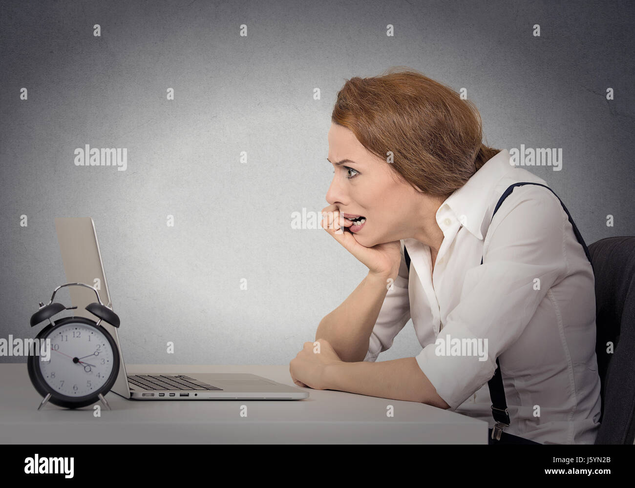 Was soll ich tun? Betonte ängstlich lustig aussehenden Business Frau arbeiten sitzen vor Laptop unter Druck von Zeitmangel, Panikattacke isoliert gr Stockfoto