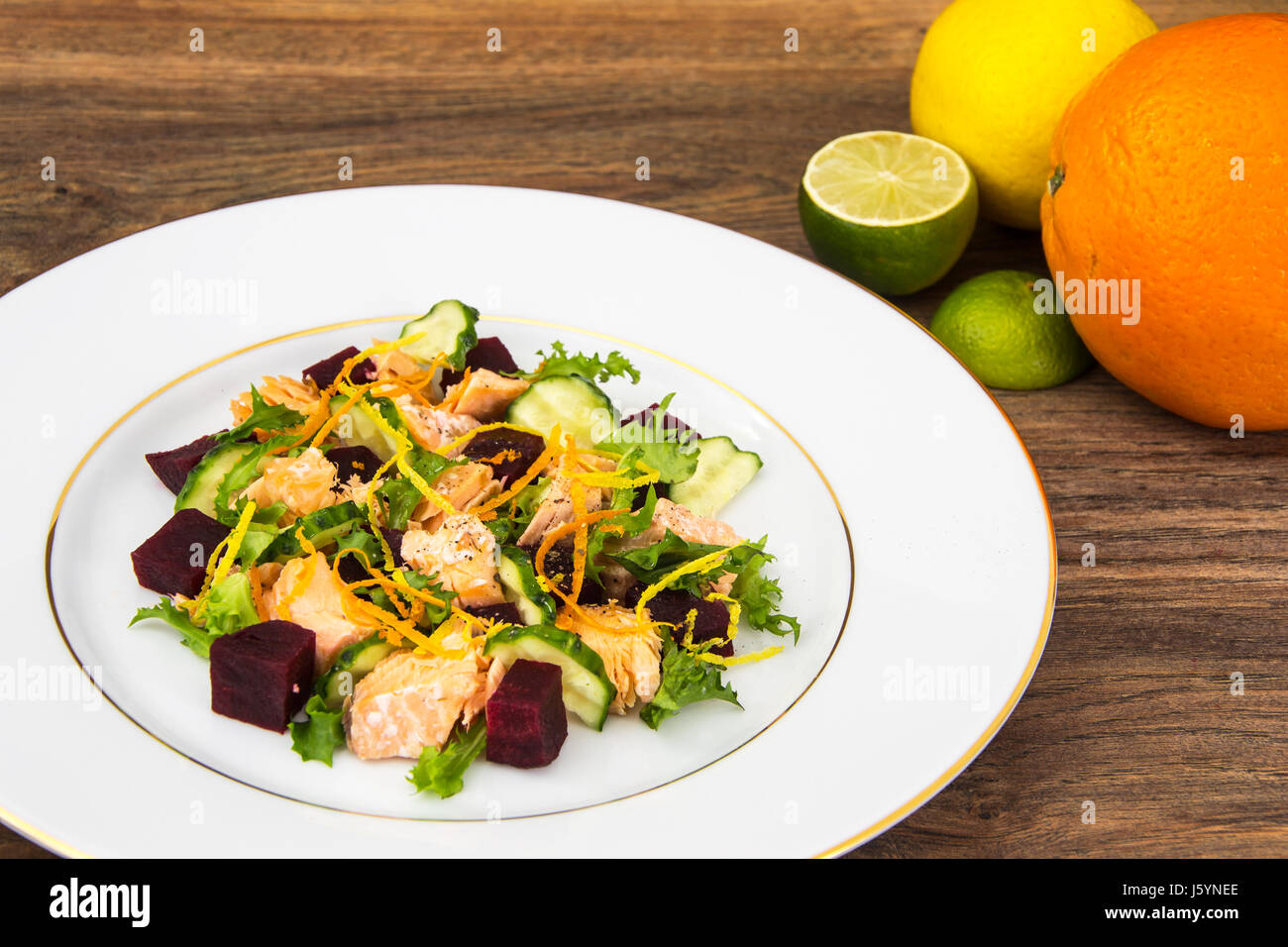 Fischgerichte, Salat mit Lachs und Rüben. Studio Photo Stockfoto