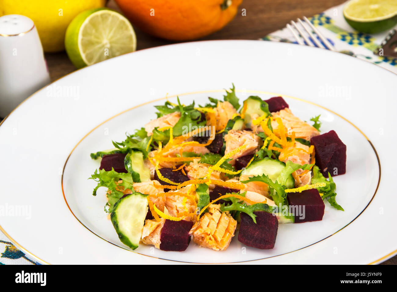 Fischgerichte, Salat mit Lachs und Rüben. Studio Photo Stockfoto