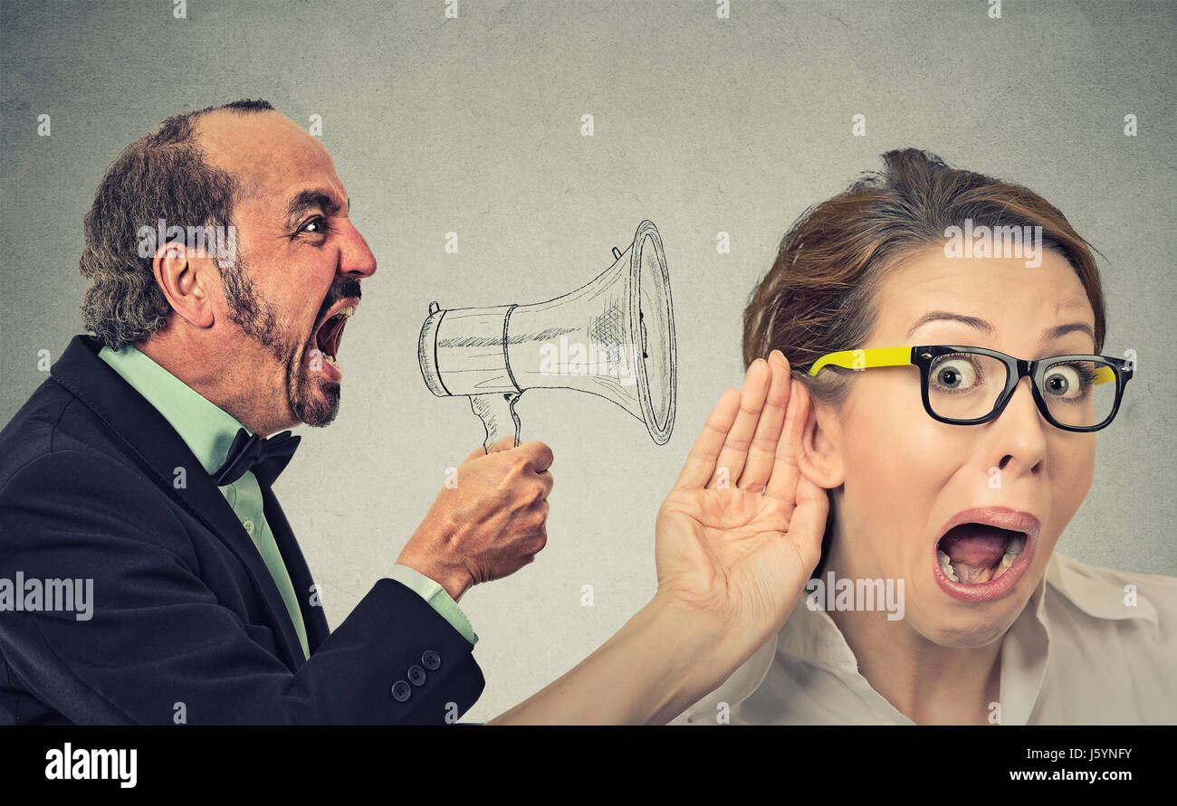 Seite Profil zorniger Mann schreien im Megaphon neugierig, dass neugierige Frau hören auf Wand Hintergrund isoliert. Negative Gesicht Ausdruck Emotion Gefühl. Pro Stockfoto