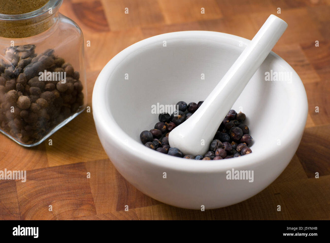 Spice Gewürz Beeren Mörser Stößel essen Nahrungsmittel Spice Gewürz Wacholderholz Stockfoto