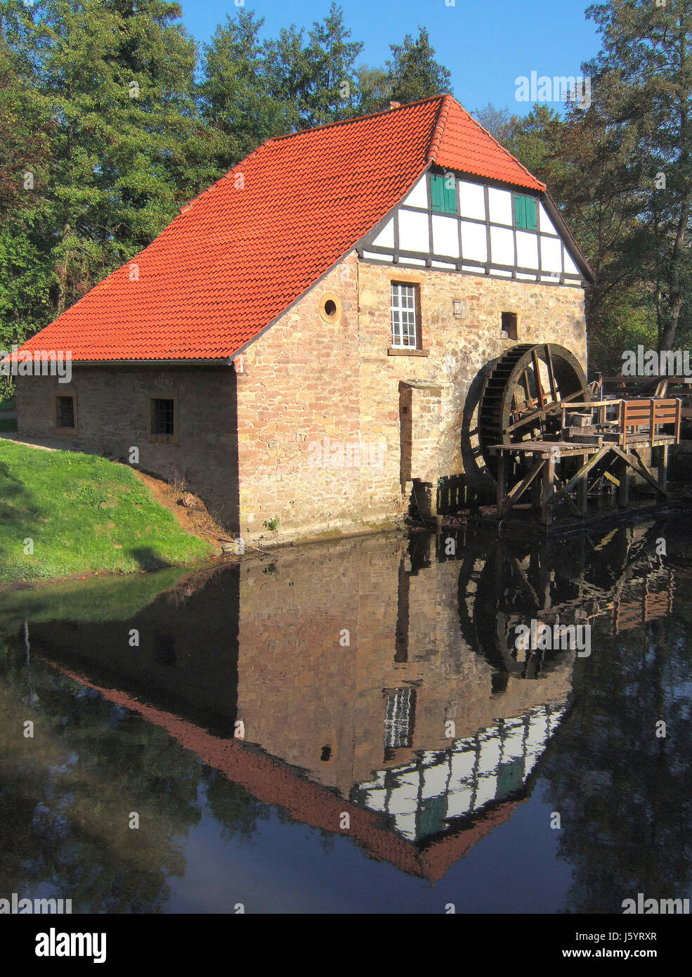 historische Spiegelung Mühle Wasserrad Wassermühle Schutt Mühlteich historische Stockfoto