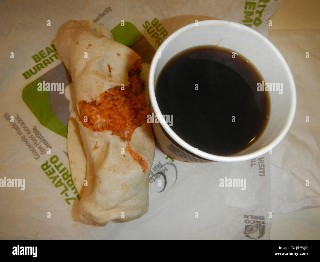 Dieses Bild zeigt wahrscheinlich Taco Bells Käseburritos, ein Fast-Food-Artikel, der gewürzten Käse in einer Mehltortilla kombiniert. Der Burrito ist Teil des beliebten Menüs von Taco Bell, das oft wegen seiner schnellen Bequemlichkeit und seines Geschmacks genossen wird. Stockfoto