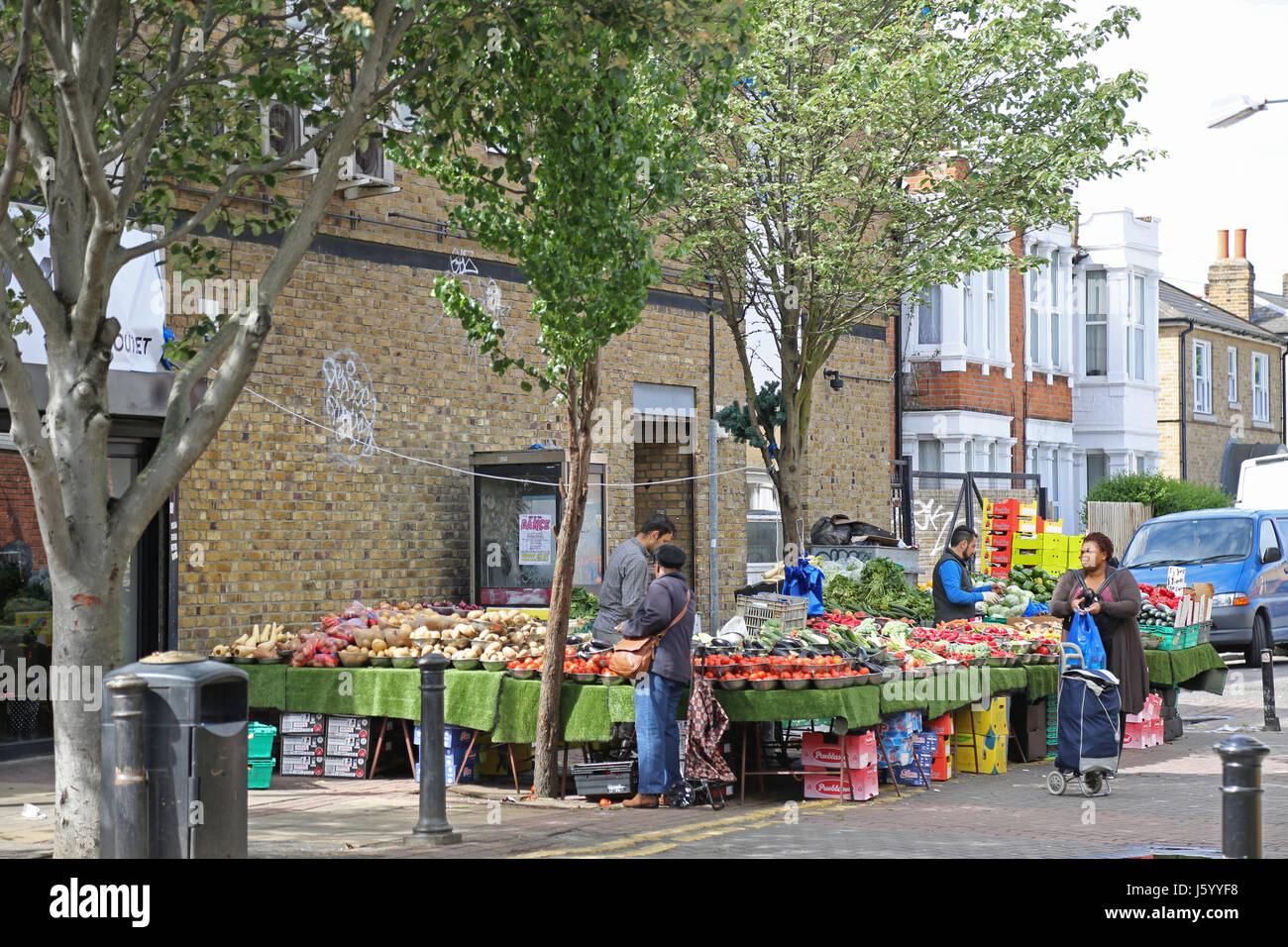 Ein Open-Air-Obst- und Gemüsestand in der Rye Lane, Peckham, einer Gegend Londons, die für ihre gemischte Gemeinschaft berühmt ist. Im Film Rye Lane aus dem Jahr 2023 Stockfoto