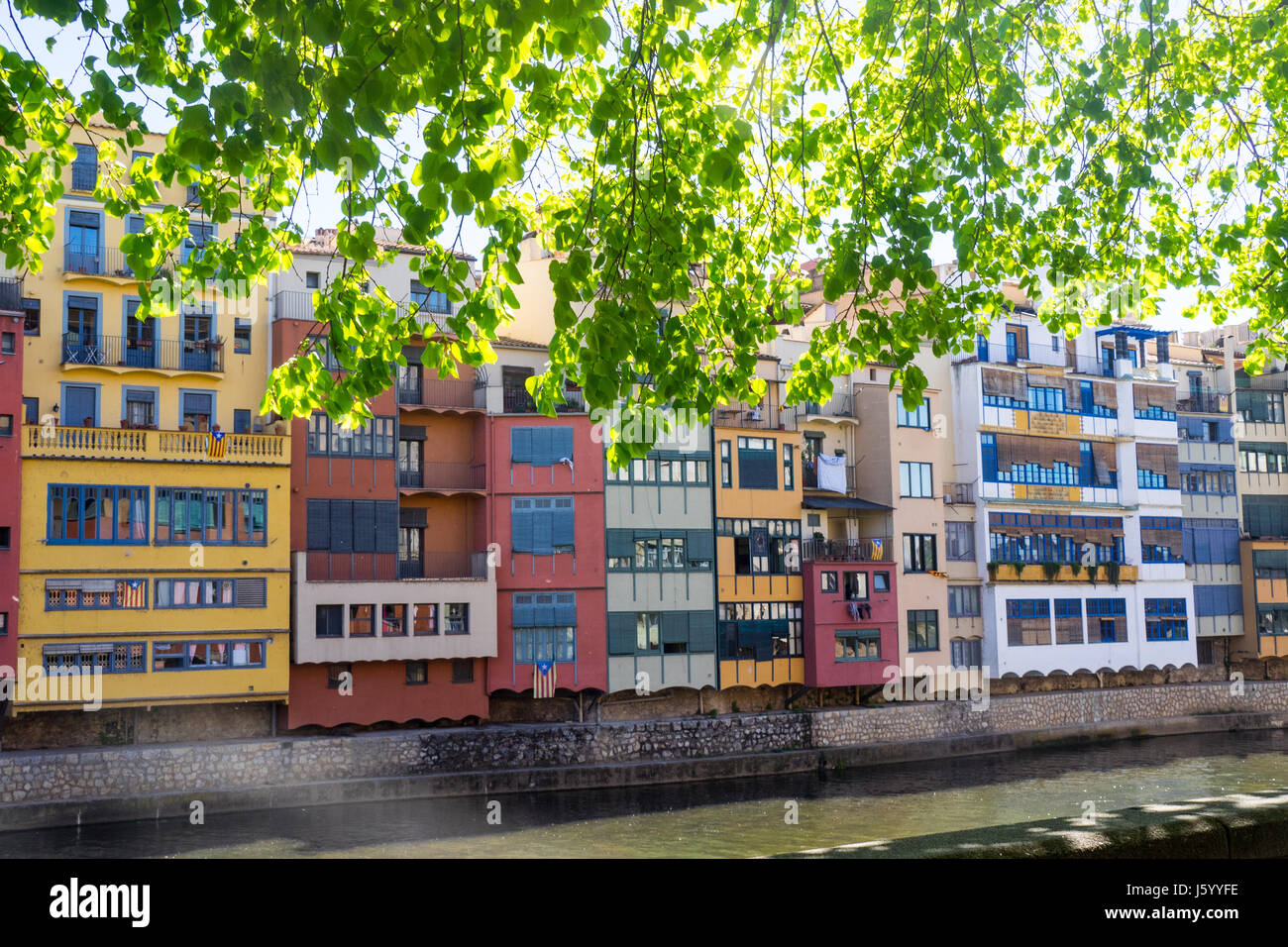 Fällen de l'Onyar, die Häuser am Fluss Onyar, Girona, Spanien. Stockfoto