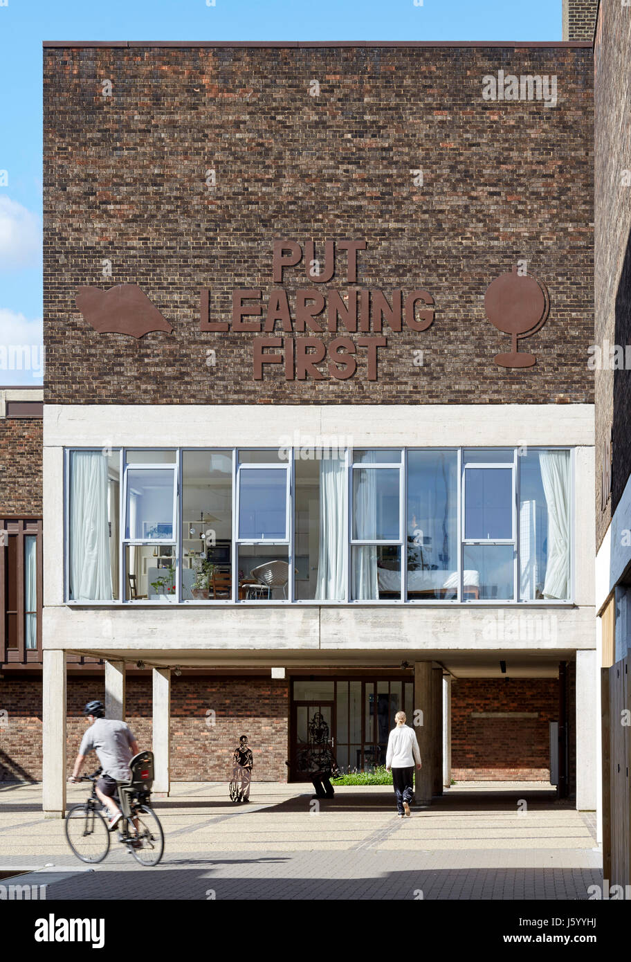 Außenansicht im Innenhof. Baylis Old School, London, Vereinigtes Königreich. Architekt: Conran und Partner, 1960. Stockfoto