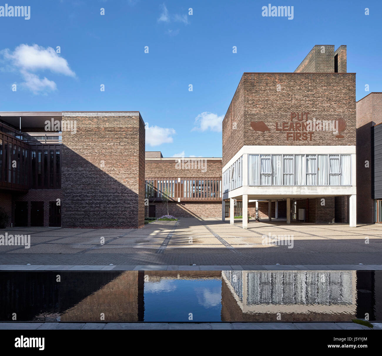 Außenansicht im Innenhof. Baylis Old School, London, Vereinigtes Königreich. Architekt: Conran und Partner, 1960. Stockfoto