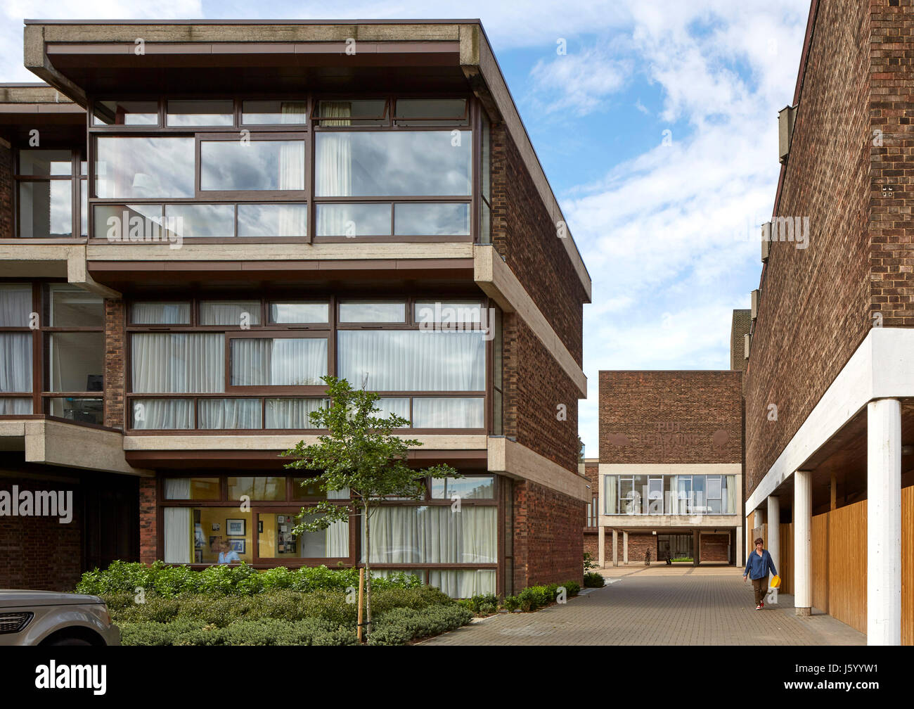 Außenansicht im Innenhof. Baylis Old School, London, Vereinigtes Königreich. Architekt: Conran und Partner, 1960. Stockfoto