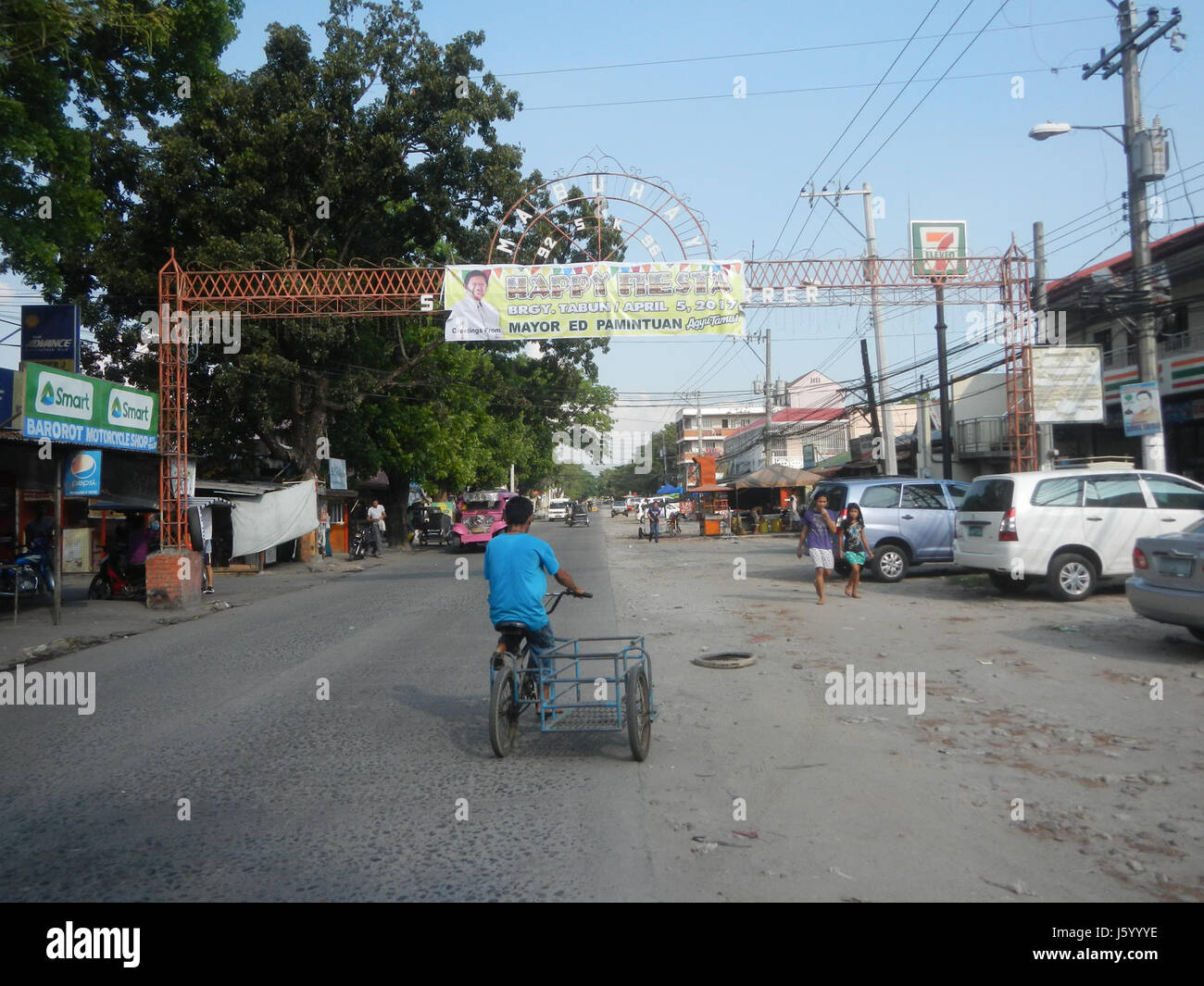 Dieses Bild zeigt die Tabun School Chapel während einer fiesta-Feier in Pandan, Angeles City. Die Veranstaltung ist Teil einer lokalen Tradition und zeigt die kulturellen und religiösen Praktiken der Gemeinde entlang der Magalang Road. Stockfoto