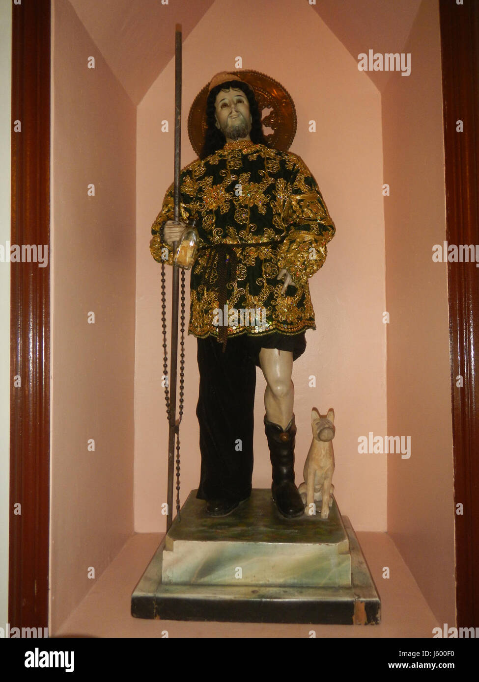 Diese Ortsbeschreibung weist auf Chapel Hall und Welcome Roads in Pulung Bulu City, San Fernando, Angeles Pampanga, mit geografischen Koordinaten. Es markiert ein bemerkenswertes Gebiet auf den Philippinen, insbesondere in der Provinz Pampanga. Stockfoto