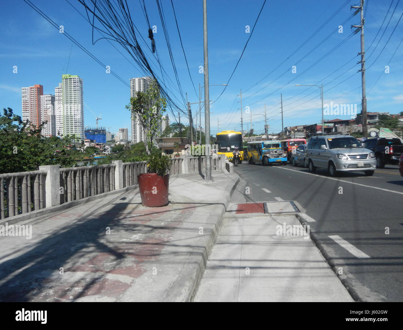 Dieses Bild zeigt das Guadalupe Ferry Terminal, ein wichtiger Verkehrsknotenpunkt in Mandaluyong, Metro Manila. Der Fährhafen bietet Zugang zu den Wasserverkehrsdiensten zwischen Mandaluyong und Makati. Stockfoto Dieses Bild zeigt das Guadalupe Ferry Terminal, ein wichtiger Verkehrsknotenpunkt in Mandaluyong, Metro Manila. Der Fährhafen bietet Zugang zu den Wasserverkehrsdiensten zwischen Mandaluyong und Makati. Stockfoto