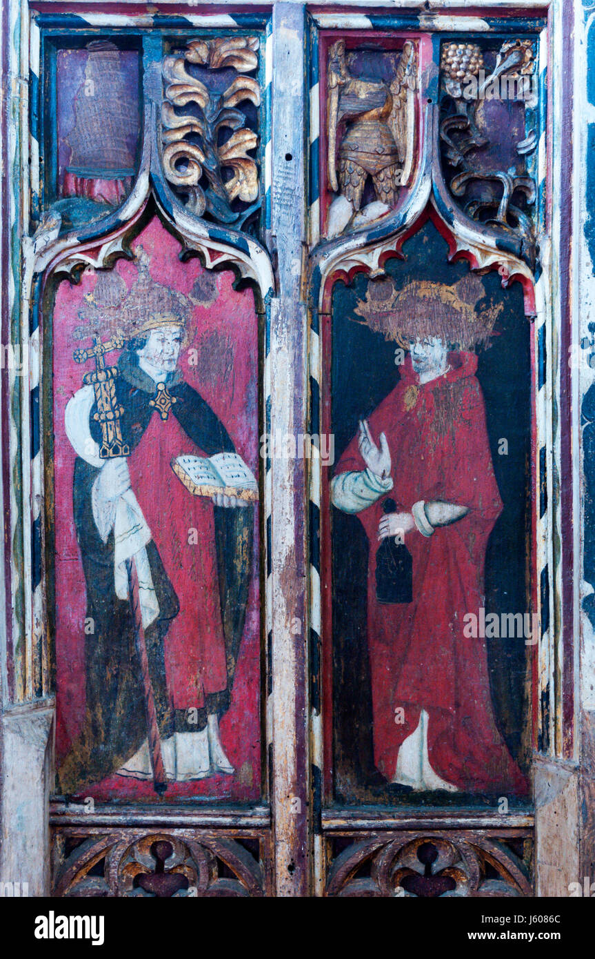 Mittelalterliche oder mittelalterliche Gemälde von L-R St Gregory & Hieronymus auf Teil des Bildschirms auf All Saints Church, Morston, Norfolk. Stockfoto