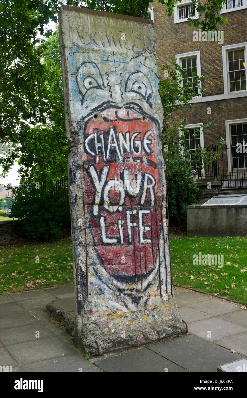 Graffiti bedeckt konkreten Abschnitt der Berliner Mauer außerhalb des Imperial War Museum in London angezeigt. DETAILS IN DER BESCHREIBUNG. Stockfoto