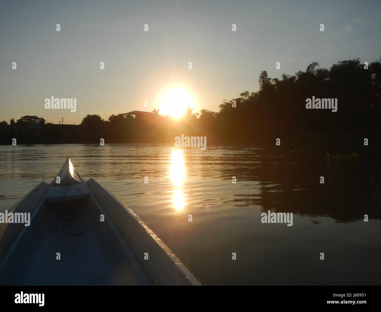 Die Gegend um die Riversides-Viertel in Calumpit, Bulacan und Apalit, Pampanga, ist bekannt für ihre malerische Aussicht auf den Fluss und den ländlichen Charme. Diese Region mit mehreren Dörfern bietet einen Einblick in das lebendige Leben vor Ort, wobei der Schwerpunkt auf natürlicher Schönheit und landwirtschaftlich genutzten Landschaften liegt. Stockfoto