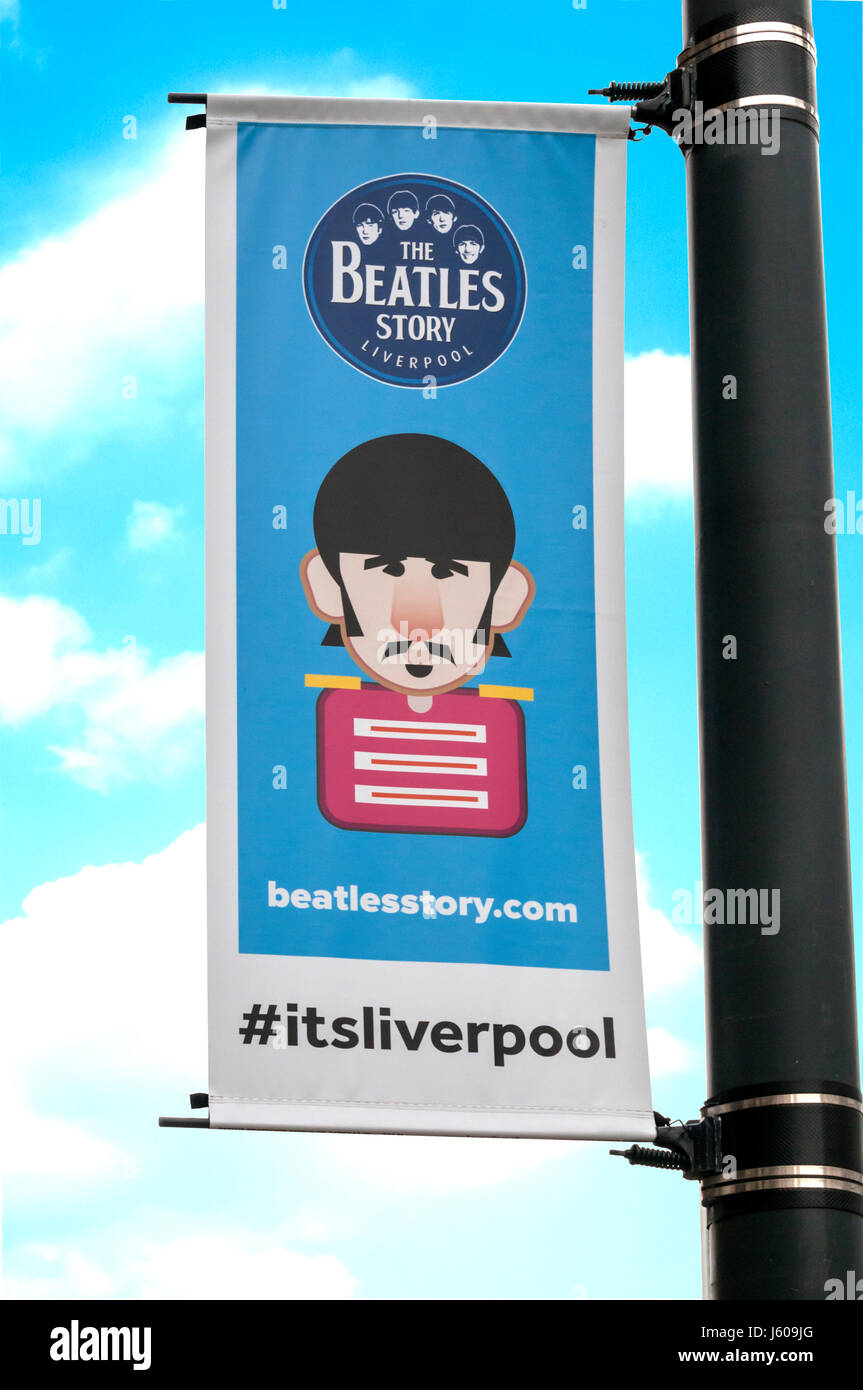 Ein Werbe-Banner für The Beatles Story in Liverpool. Eine Ausstellung über das Leben und die Zeiten der Beatles in ihrer Heimatstadt. Stockfoto