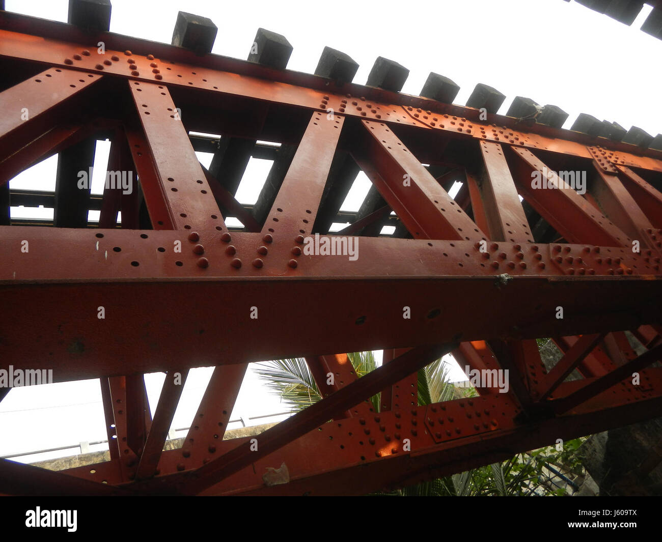 Ein Foto aus dem frühen 20. Jahrhundert vom PNR-Bahnhof Santa Mesa, das die Eisenbahngleise und Brücken in Manila zeigt. Stockfoto