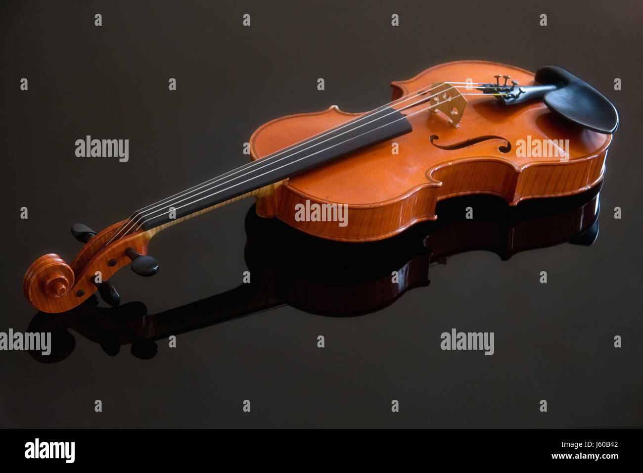 Musik Musikinstrument schwarze dunkelhäutige kohlschwarze tiefschwarze Spiegelung Violine Stockfoto