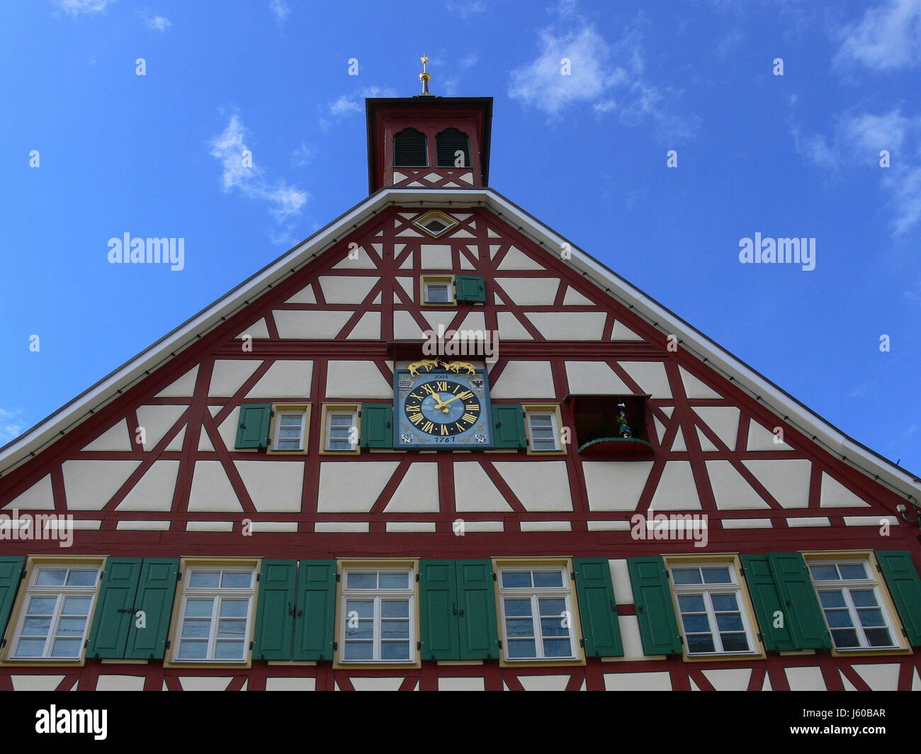 Blaues Haus Gebäude Rahmenarbeit Firmament Himmel Wolken blaues Haus Stockfoto