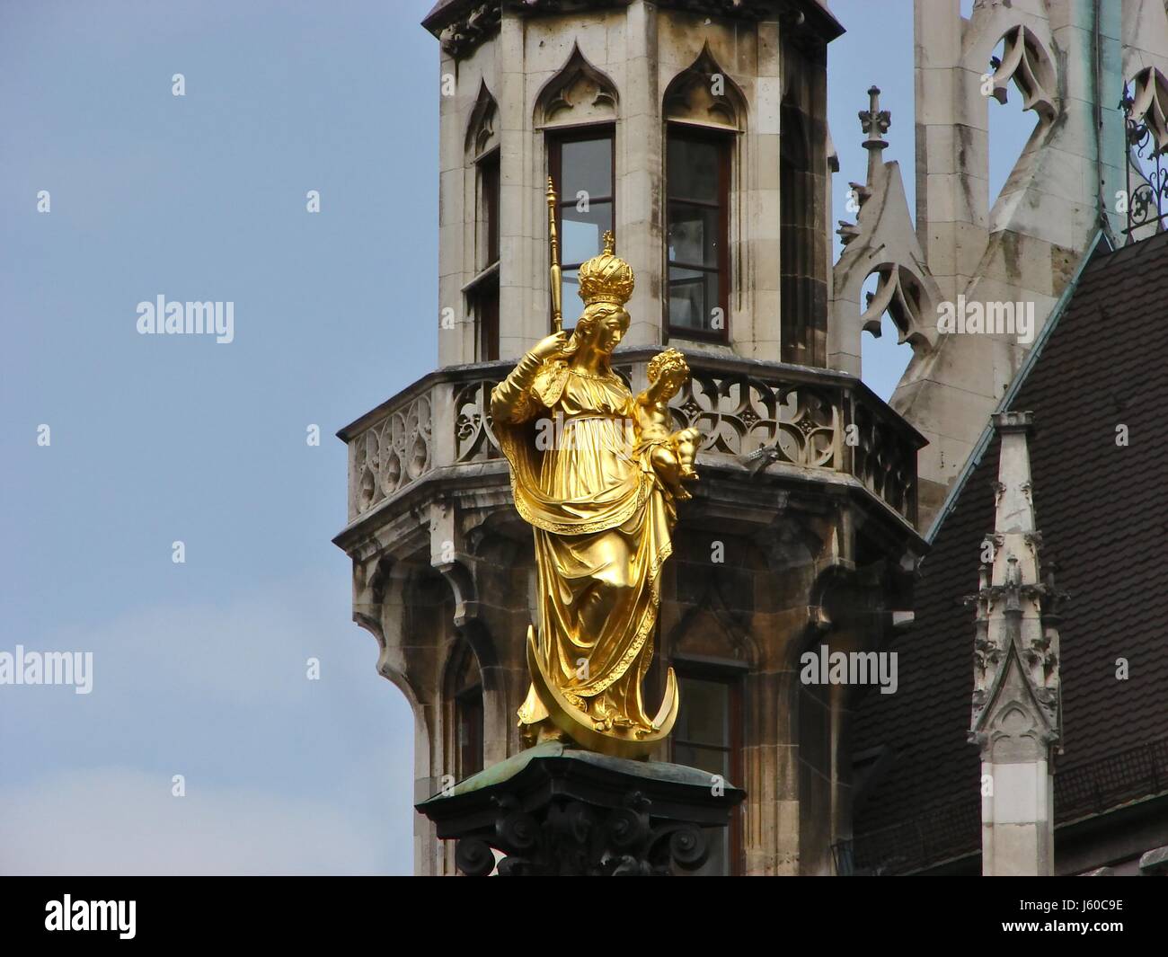 Überzeugung Bayern München Marienplatz Emblem gold Religion glauben Denkmal Löwe Katze Stockfoto