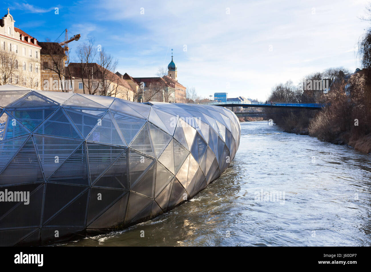 Graz, Österreich - 16. Januar 2011: Stadt Graz gesehen von der Insel an Mur, verbunden durch eine moderne Stahl-Glasbrücke, Steiermark, Graz, Österreich Stockfoto