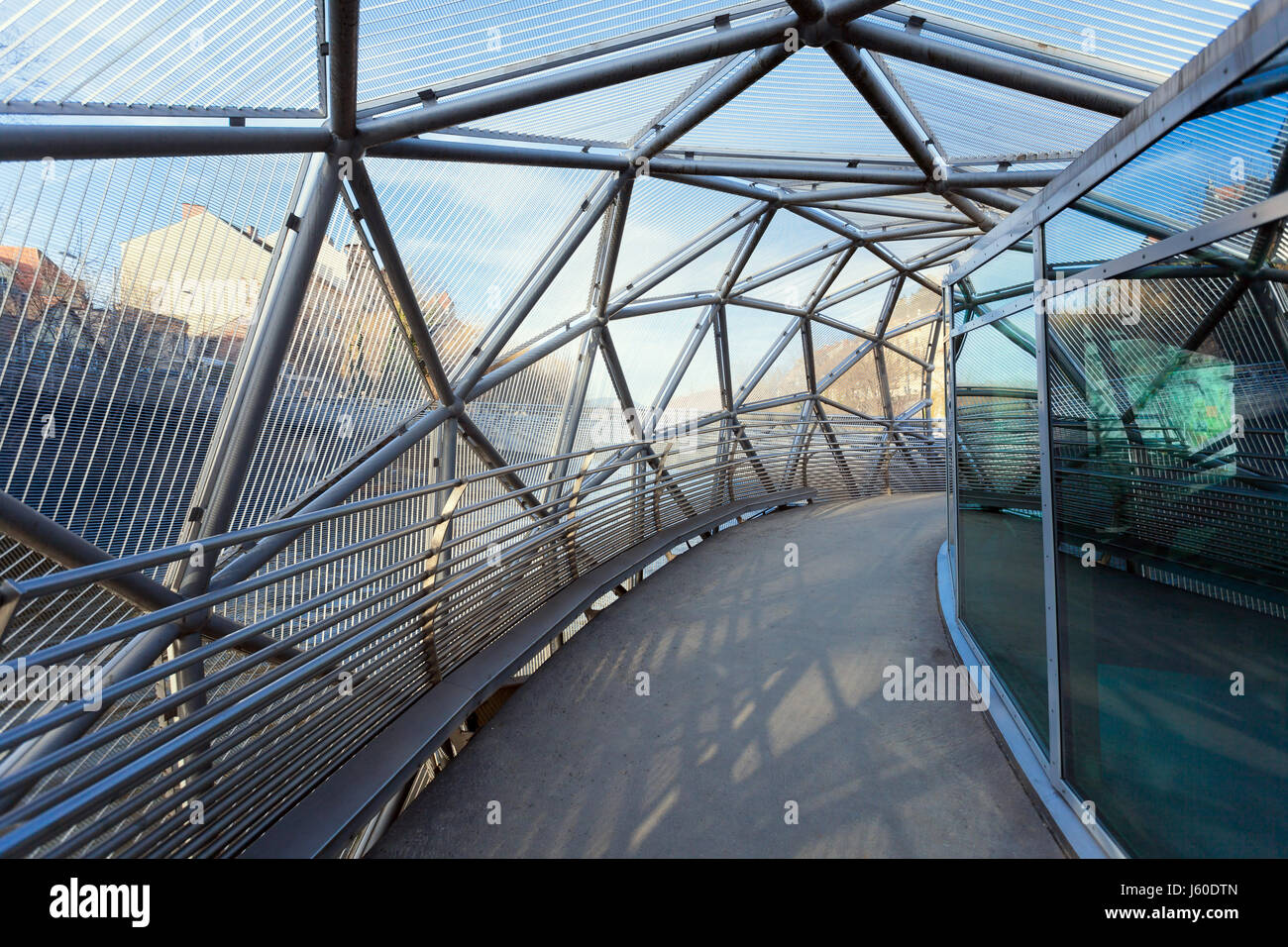 Graz, Österreich - 16. Januar 2011: Insel an Mur, verbunden durch eine moderne Stahl-Glasbrücke, Steiermark, Graz, Österreich Stockfoto