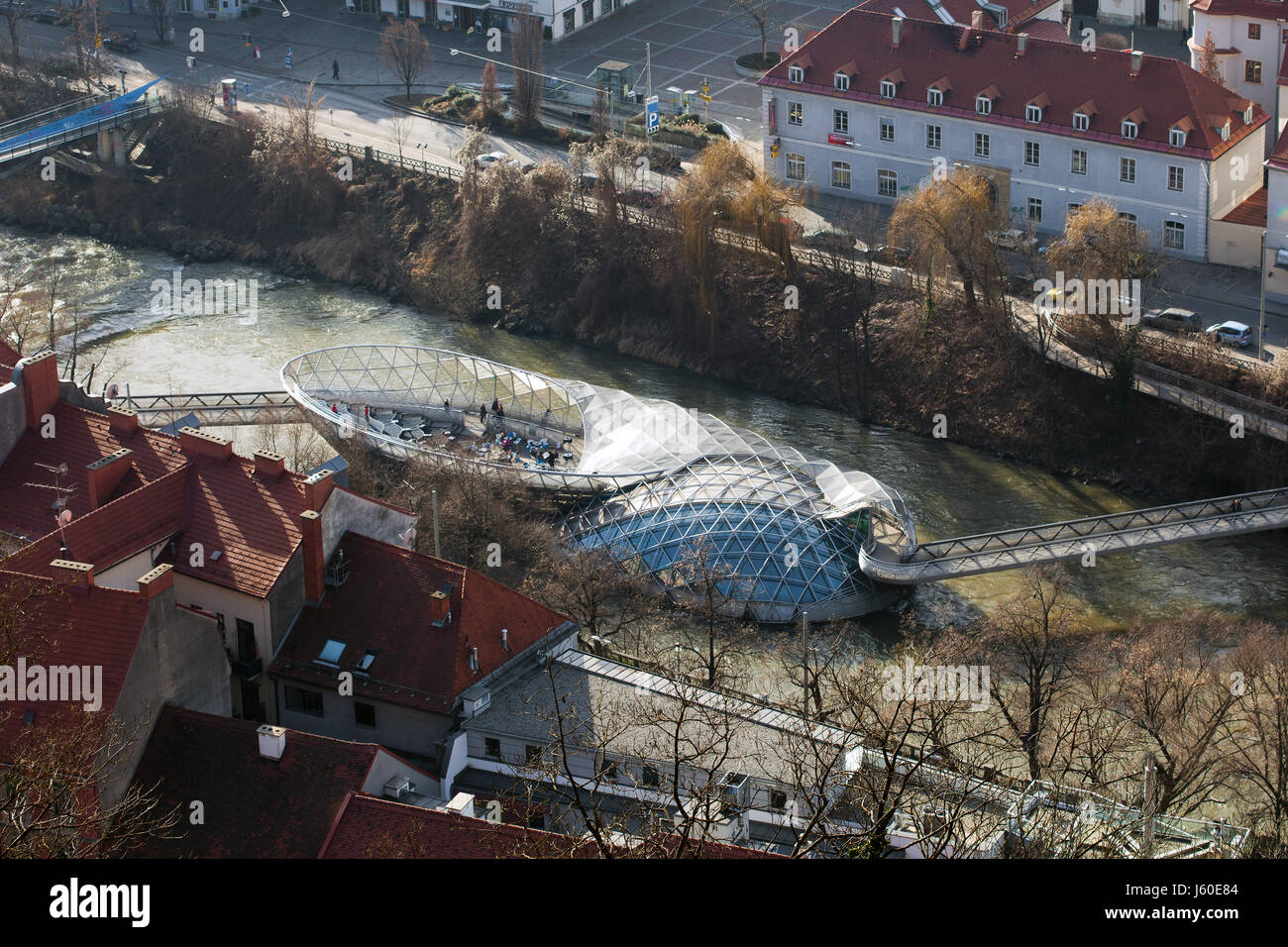 Graz, Österreich - 16. Januar 2011: Insel an Mur, verbunden durch eine moderne Stahl-Glasbrücke, Steiermark, Graz, Österreich Stockfoto