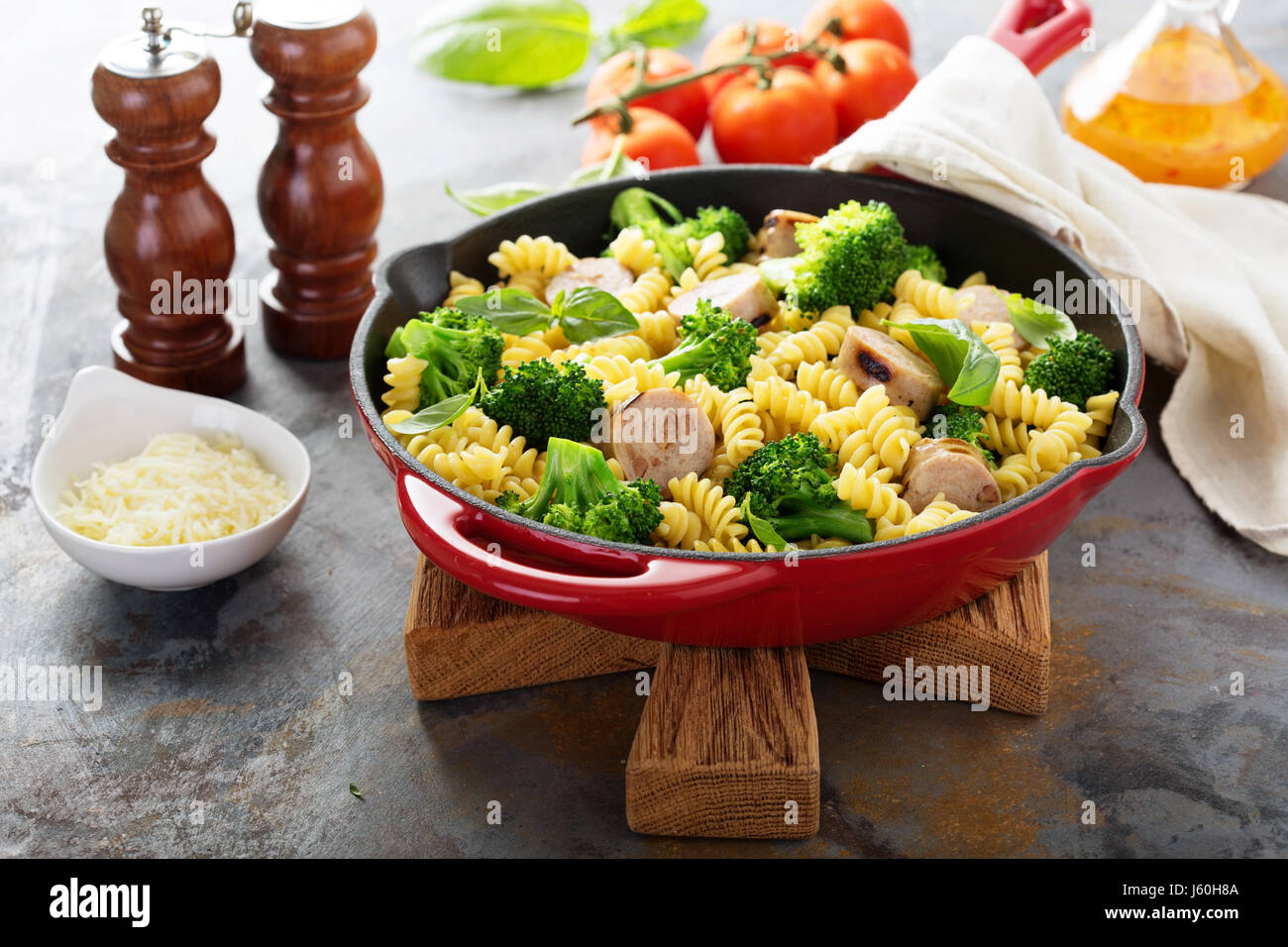 Nudelauflauf mit Wurst und broccoli Stockfotografie - Alamy