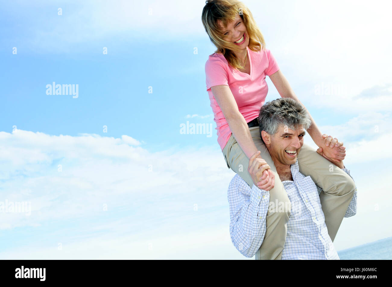 Frau Reiten romantische erfreut anspruchslose begeisterte frohe strahlend vor Freude Stockfoto