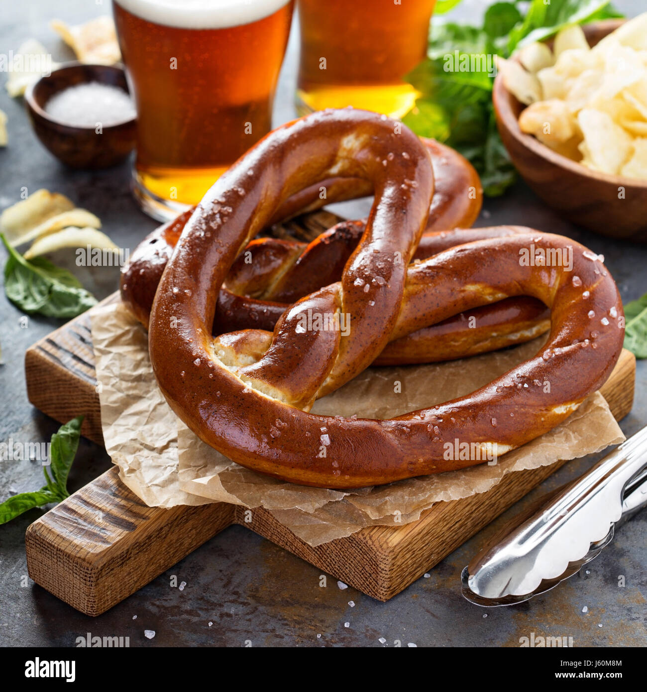 Frisch gebackene Brezeln mit Bier Stockfoto